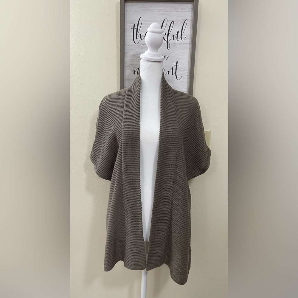 Old Navy Women’s Short Sleeve Ramie Blend Open Front knit Cardigan Size XS.